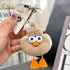 Pingente de Pato de Pelúcia Fofo Popular Personalizado Chaveiro Pequeno de Briquete Desenho Animado Boneca Chaveiro Mochila Escolar