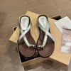 Pantuflas de mujer de moda, sencillas y elegantes, estilo 2026, que exudan un diseño de moda minimalista, de alta gama y puro