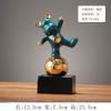 Adornos creativos de oso violento jugando al fútbol, decoraciones para porche, sala de estar, mueble de TV, lujo ligero, regalo suave, fabricantes, venta al por mayor