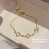 Pulsera geométrica de flor hueca con circonita, simple y ultrabrillante, sensación de lujo ligero y alta gama, joyería de mano de nicho de moda y exquisita para mujer