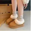 Botas de nieve cortas de moda para mujer, zapatos de felpa gruesos y forrados de vellón para invierno, nuevo estilo 2026, de suela gruesa, cálidos, slip-on de algodón