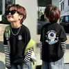 Roupa infantil, camiseta de manga comprida para meninos, estilo moderno e descolado, novo modelo 2026, algodão puro, blusa infantil falsa de duas peças, roupa de menino bonita