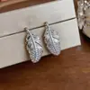 Brincos de Pena com Cravação de Diamantes e Tachas Prateadas, Estilo Minimalista Moderno, Brincos Exquisitos, Brincos de Design Exclusivo para Mulheres, Luxo Leve e Sensação de Alto Padrão