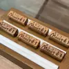 Madera de Durazno Ciprés Rojo "El Dinero Está Llegando" Dos Pasteles Cuadrados Accesorios Accesorios Wenwan Joyería DIY
