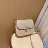 As bolsas pequenas populares deste ano para mulheres 2026 verão nova bolsa de ombro e transversal da moda nova bolsa quadrada pequena de palha trançada com renda