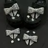 Compatible con Crocs Cadena Dorada con Purpurina Lujo Ligero Pedrería Accesorios DIY Flores para Zapatos Decoración de Girasol Hebillas para Zapatos Mayoreo