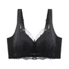 Lingerie de estilo urbano para mulheres com pouco busto, projetada para realçar o decote, prevenir a flacidez e minimizar o volume lateral dos seios, apresentando um sutiã de renda sem aro e ajustável.