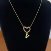 Collar de Acero de Titanio con Colgante de Corazón de Gama Alta y 26 Letras Inglesas para Mujer, Cadena para Clavícula con Apellido, Nicho de Lujo Ligero, Celebridad de Internet para Mejor Amiga