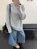 Camiseta de Manga Larga Minimalista Versátil de Estilo Nuevo para Mujer de Principios de Primavera Coreana con Pequeña Etiqueta de Cuero en la Espalda y Costura Central, Corte Holgado y Efecto Adelgazante