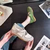 Zapatos Casuales Ligeros y Transpirables de Estilo Nuevo para Mujer Verano 2026 con Aumento Interno de Altura, Suela Suave, Mary Jane de Punta Cuadrada Baja, Zapatos de Entrenamiento Alemanes
