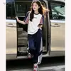 Conjunto Esportivo para Meninas 2026 Verão Novo Estilo para Crianças Maiores, Camiseta com Bloco de Cores e Manga Raglan com Letra, Calça de Pernas Largas, Calça Reta