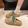 Verão 2025 Novas Sandálias Casuais Retrô Baotou Femininas com Cadarço Duplo de Fundo Plano e Bico Redondo Tendência da Moda Sapatos Birkenstock Femininos