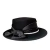 Sombrero plano de lana decorativa de satén perlado estilo Chanel para mujer, sombrero de fieltro combinable con todo, estilo socialité, para otoño e invierno, sombrero bombín pequeño de moda.