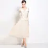 Vestido de Encaje Francés Calado Patchwork Plisado Falso de Dos Piezas con Hebilla Metálica en la Cintura Adelgazante de Longitud Media con Cinturón