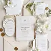 Convite de casamento verde sálvia com lírios-do-vale em relevo, borda única e selo de cera, convite de casamento de nicho e sofisticado