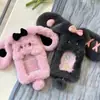 Libro Rojo Mismo Estilo Perrito Batido Peluche Porta Tarjetas para Tarjeta de Comida y Tarjeta de Autobús 3 Pulgadas Pequeño Almacenamiento de Tarjetas Estuche Protector Bolso Colgante