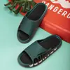 Venta especial de liquidación en pantuflas para hombre, disponibles en varios tamaños y estilos, incluyendo chanclas y sandalias de dedo, adecuadas para puestos y mercados nocturnos