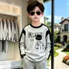 Camiseta raglan de algodão puro para meninos, manga longa, novo estilo primavera/outono com estampa color-block, moderna e única, adequada para crianças de tamanho médio e grande como camada base