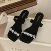 Pantuflas de mujer de tacón alto con diseño de diamantes brillantes, moda de verano 2026, populares entre las influencers, adecuadas para combinar con faldas, sandalias de punta abierta estilo coreano para mujer