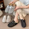 Mules Bamu Xiu com Trama Vazada de Malha, Solado Grosso e Bico Fechado para Mulheres, Estilo Verão 2026 com Fivela, Meia-Chinelo Bobo, Atacado