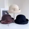 Chapéu de Palhaço de Malha Floral com Penas de Seda e Linho para Mulheres, Chapéu Cloche Elegante de Lã Australiana para Inverno, Tendência Fedora Vintage