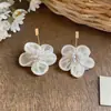 Aretes de Flor de Gasa Nieve de Aguja Plateada, Simples y de Moda, Versátiles Estilo Dulce y Fresco, Lujo Ligero con Sensación de Alta Gama, Venta al por Mayor de Aretes de Perla