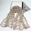 Bufanda protectora solar nueva de verano, bufanda de seda Joker con flores pequeñas de moda, toalla ultra delgada para aire acondicionado de baile, venta al por mayor, cálida, a prueba de viento