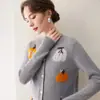 Cardigan de Tricô de Caxemira Baicai Rong Outono/Inverno Novo Gola Redonda Botões Jacquard Ombro Caído Casaco Suéter Casual Feminino