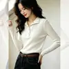 Top de tricô azul com gola semiaberta e mangas compridas para mulheres, design para o início do outono, corte justo, suave e atraente, adequado para usar como peça externa ou como camada base.