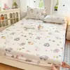 2026 Lençol de Cama Ajustável de Seda Gelo Novo Peça Única de Verão Capa de Cama Estampada Lençol de Cama Totalmente Fechado Conjunto de Três Peças Protetor de Colchão à Prova de Poeira