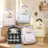 Dulce mochila de cuadros para niñas con un oso de peluche 3D, moderno diseño de doble hombro y ribete de encaje, perfecta para salidas de bebé