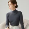 Suéter de tricô de alta qualidade para mulheres, outono/inverno 2026, com gola semi-alta, design canelado, corte justo e estilo versátil como peça de base.