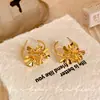 Brincos de Argola Flor de Metal Pétala Retro Francês Elegante Luxo Leve Nicho Moda Europeia e Americana Versátil Brincos de Toque de Luxo para Mulheres