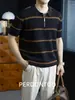 Estilo Business Leve e Maduro|Camisa de Tricô Listrada com Zíper Meio Aberto em Cor Contrastante para Homens, Gola Lapela de Alto Padrão, Camiseta Elástica de Manga Curta Slim Fit