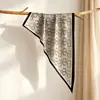 Bufanda Triángulo Imitación Seda Patrón Geométrico de Nicho Bufanda de Seda Estilo Coreano Accesorio Versátil para el Cabello Cinturón Bufanda Pequeña de Seda Cubre Glúteos Bufanda para el Cuello Venta al por Mayor