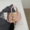 Bolso tipo concha de mano con costuras sencillas para mujer, nuevo 2025, moderno y distintivo, estilo occidental con texto, bolso bandolera