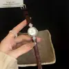 Reloj Estilo Palacio Retro Ieke para Mujer, Moderno y Exquisito, con Esfera de Nácar Incrustada de Diamantes, Versátil y Elegante, con Correa de Cuero de Alta Gama