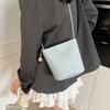Bolso Pequeño Simple Vintage para Mujer 2025 Nueva Moda Bolso de Hombro Sobaco Diseño Nicho Estilo Occidental Bandolera Tipo Cubo