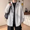 Camisa listrada branca para homens, de manga comprida, estilo outono, elegante e descolada, tamanho grande, folgada, casual, moderna, roupa sem amassar