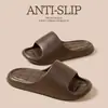 Zapatillas de Casa de Estilo Nuevo con Sensación de Caminar sobre las Nubes para Mujer, Adecuadas para Uso Exterior en Verano, Suela Suave, Antideslizantes, para Uso en el Baño del Hogar, Sandalias de Eva de Suela Gruesa para Hombre