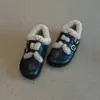 Versão em Couro de Vaca Birkenstock Forrado com Lã para Mulheres Outono e Inverno 2026 Novos Sapatos Quentes Peludos Retrô Sapatos de Algodão Chinelos Versáteis de Bico Fechado