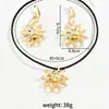 Moda Transfronteriza Europea y Americana Oro Lujo Ligero Flor de Hierro Colgante Elegante Versátil Gama Alta Floral Set de Joyería para Mujer