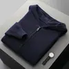 El nuevo cárdigan de cachemira con capucha para primavera y otoño 2024 es un cárdigan de punto de cachemira grueso y cálido para hombre con punto de canalé.