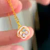 Colar com Pingente de Trevo de Quatro Folhas Rotatório de Zircônia de Quatro Cores Estilo Vintage de Luxo Leve Corrente para Clavícula com Design Banhado a Ouro