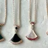 Exquisito collar de falda de doble capa en oro V, chapado en oro real de 18 quilates, cadena para la clavícula con colgante en forma de abanico de nácar blanco natural y ágata roja