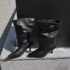Botas de Salto Alto Apontadas Pretas Estilo Retrô Moderno com Franzidos Chegadas Outono/Inverno 2026 Botas Curtas com Fivela de Couro Botas Elegantes de Cano Médio