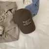 Essencial para Todas as Estações! Boné de Baseball Doce Off-White com Bordado Azul Inglês para Mulheres, Novo Moda 2025 Boné Duckbill