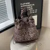 Bolsa Feminina com Cordão Estampa de Leopardo 2024 Nova Moda Bolsa de Ombro Transversal Bolsa de Corrente Bolsa Tote de Grande Capacidade Bolsa Tendência