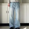 Pantalones de mezclilla lavada con textura estilo coreano para Otoño 2026, con un degradado retro y una silueta ligeramente acampanada y fluida, versátiles para cualquier atuendo.