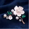 Broche elegante de flor de ciruelo para mujer, estilo nacional, con temperamento, alfiler fijo, aleación con incrustaciones de imitación de perla, ramillete de concha